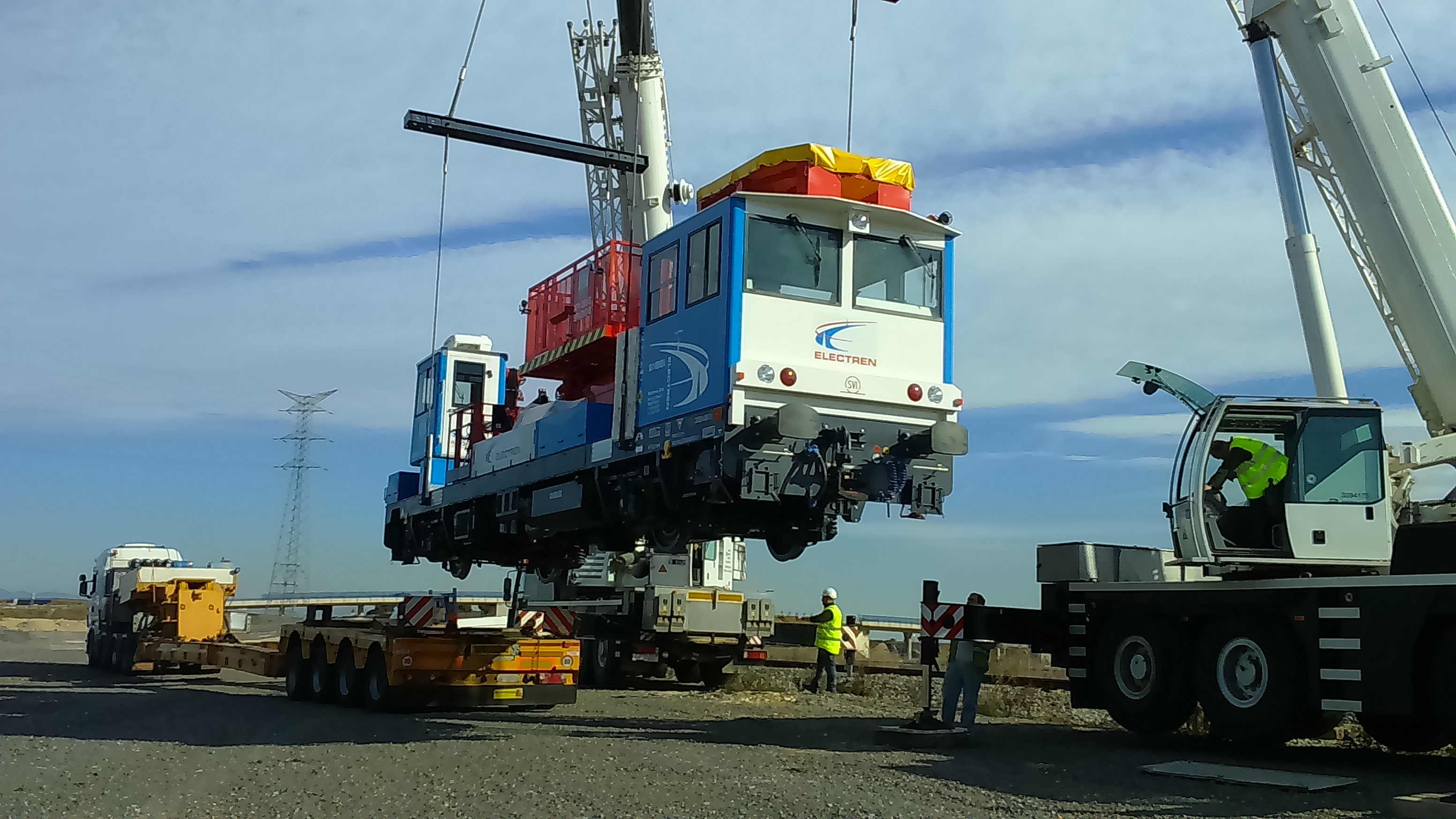 Vagón siendo elevado por una grua